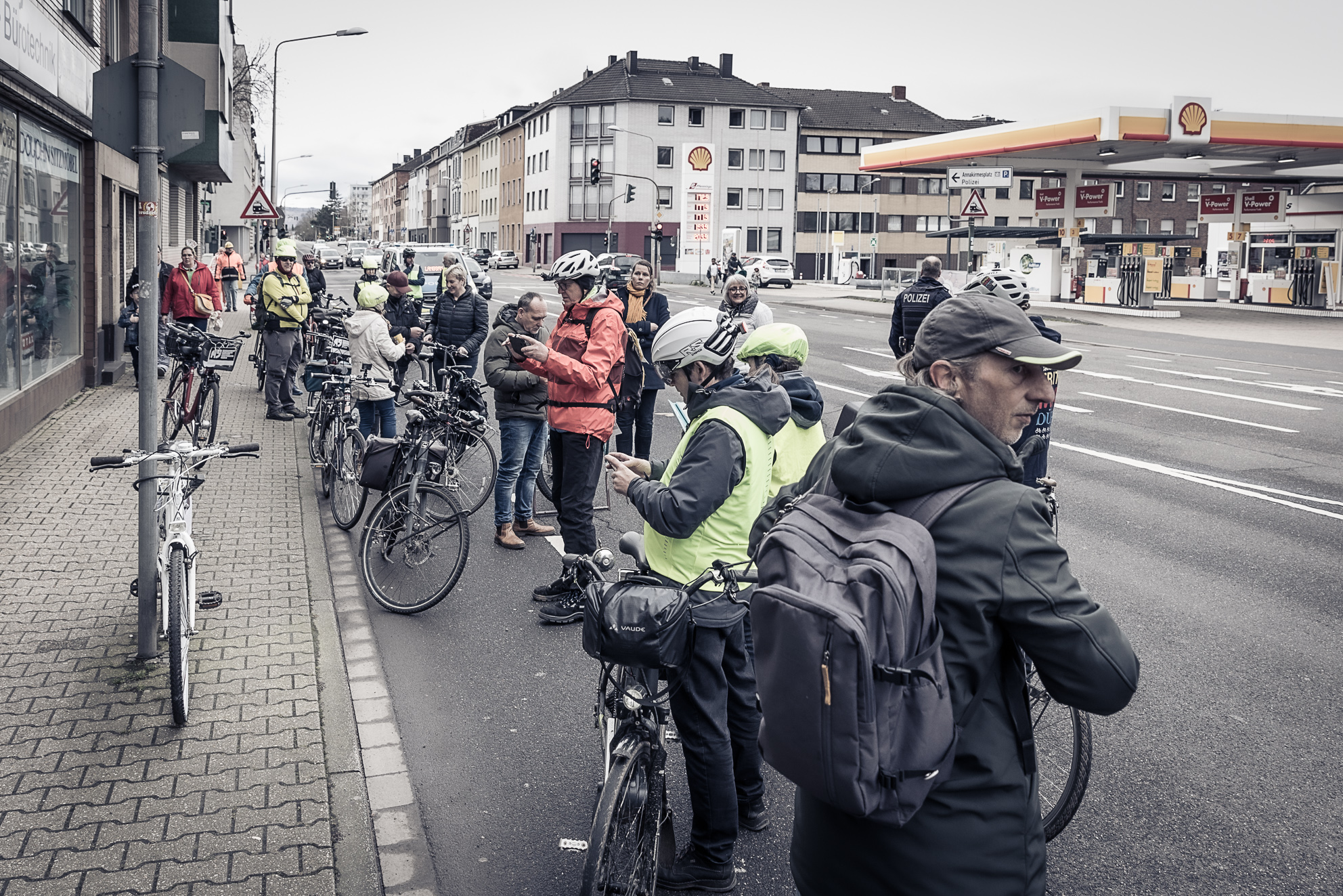 Radfahrer auf der Aaqchener Straße, bei der Aufstellung eines weißen Fahrrades
