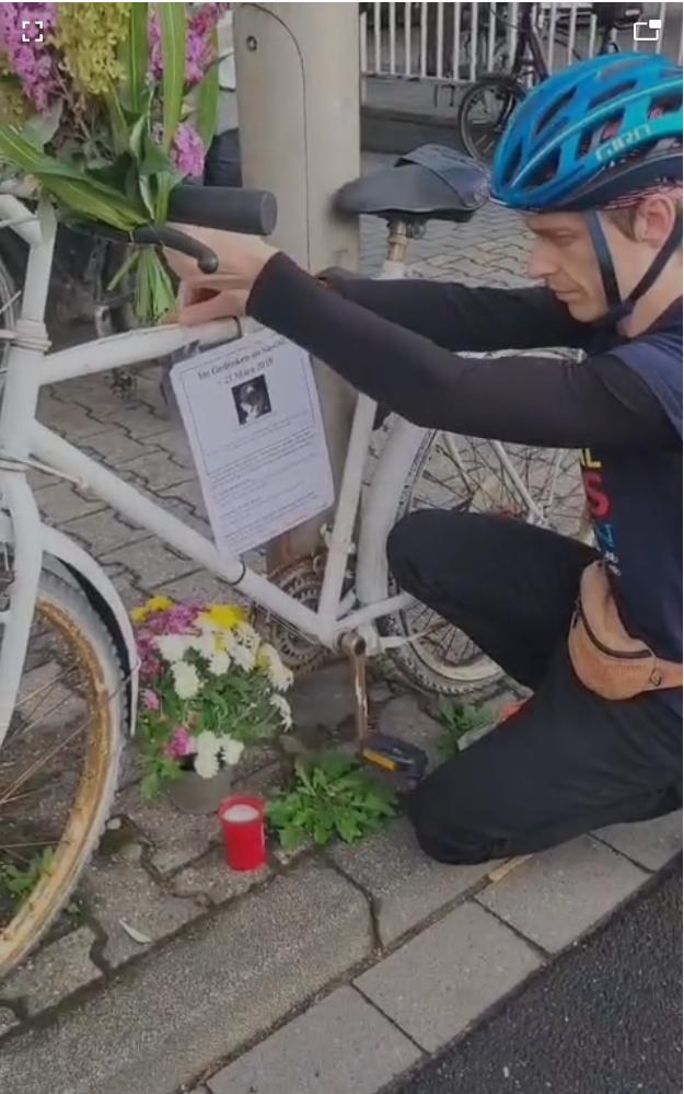 Düren, 11.09. ein neues Gedenschild wurde am Ghostbike angebracht